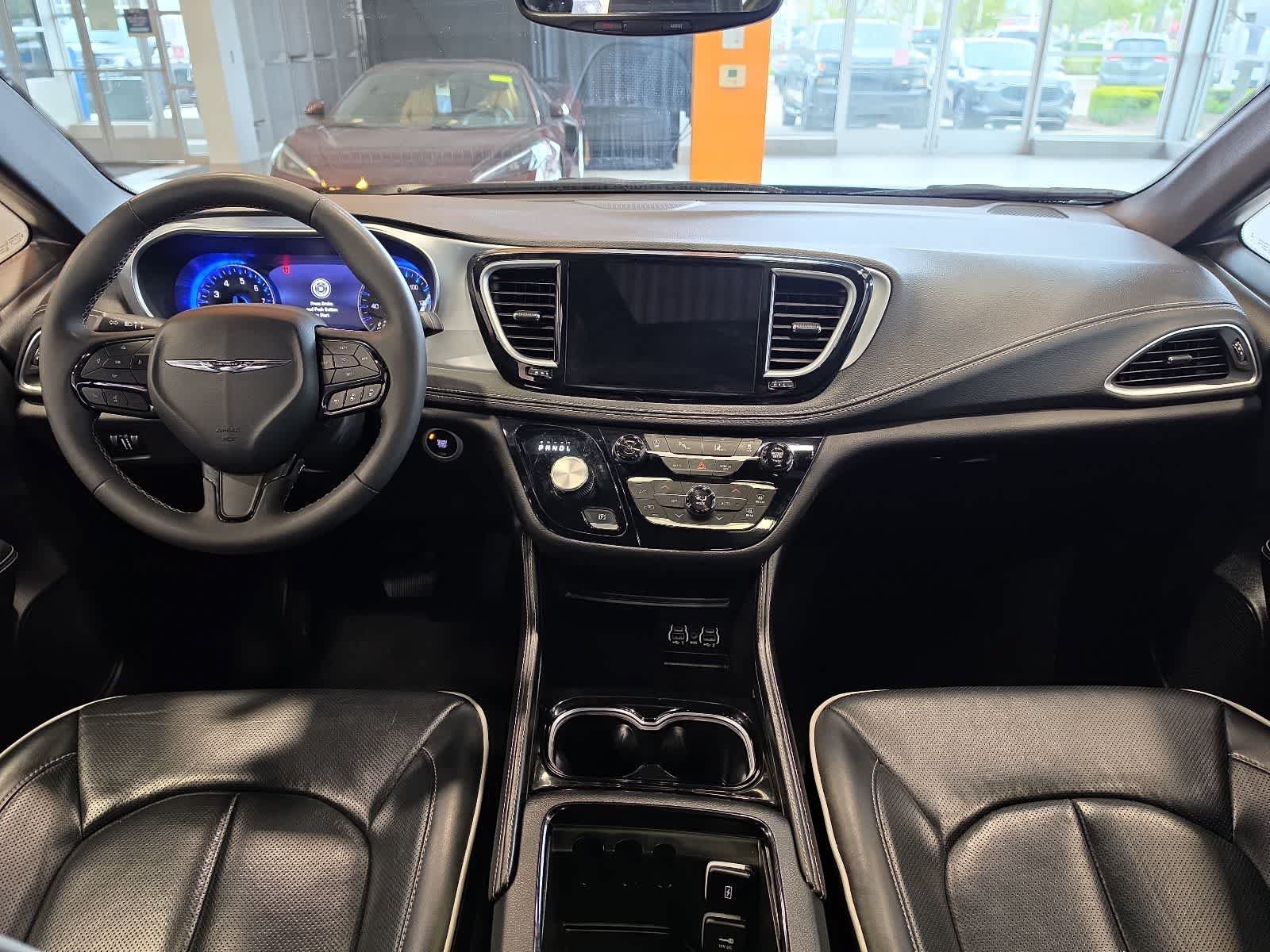 Used 2025 Chrysler Pacifica Limited FWD image 30