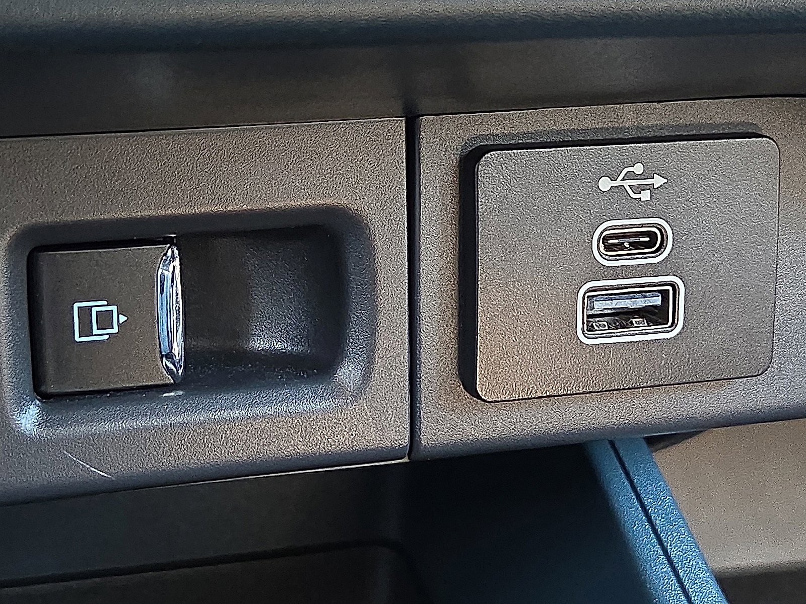 Certified 2025 Ford Maverick Lariat w/ Black Appearance Package image 17