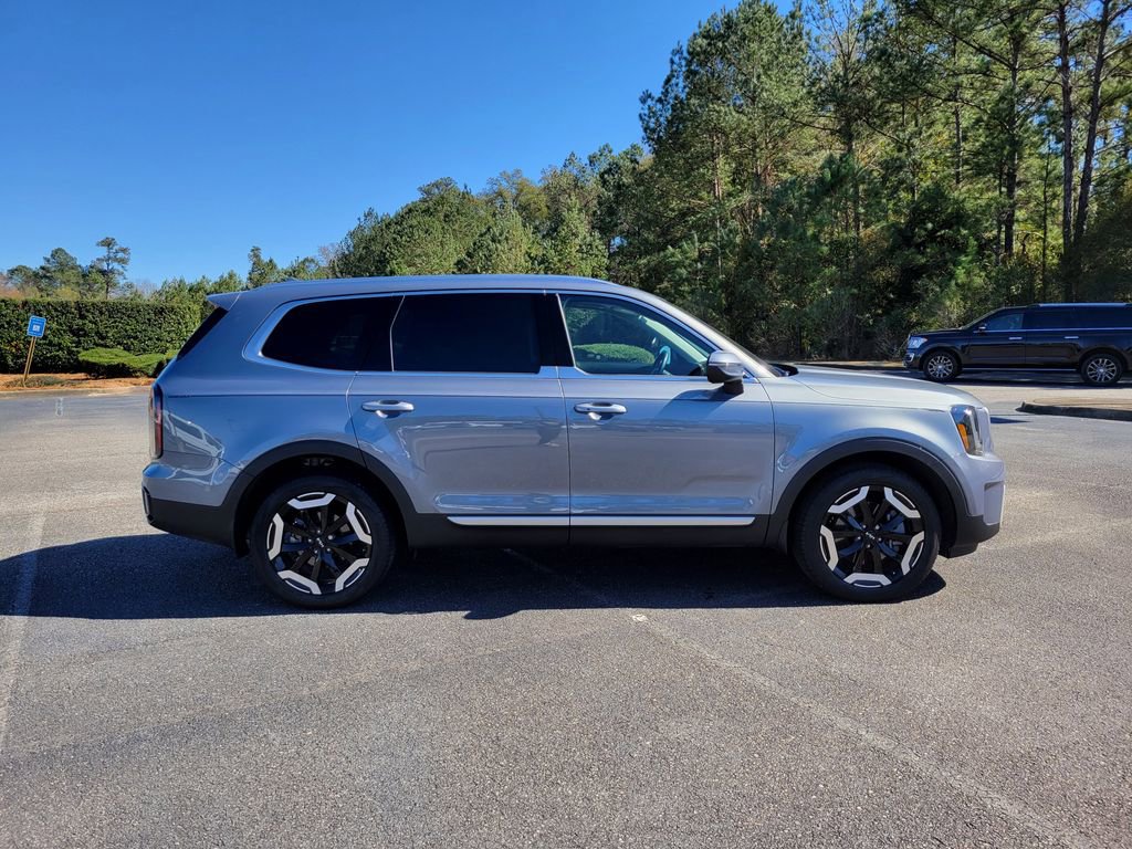 Used 2024 Kia Telluride EX w/ EX Captain's Chair Package image 7