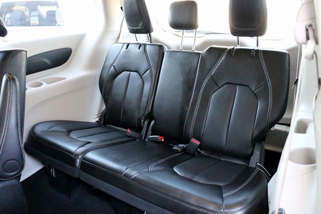 Used 2024 Chrysler Pacifica Select image 25