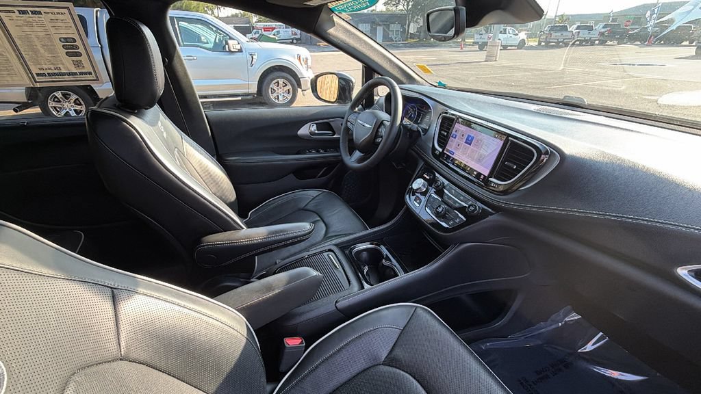 Used 2025 Chrysler Pacifica Limited FWD image 28
