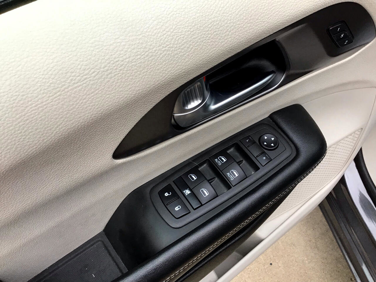 Used 2022 Chrysler Pacifica Touring-L image 11