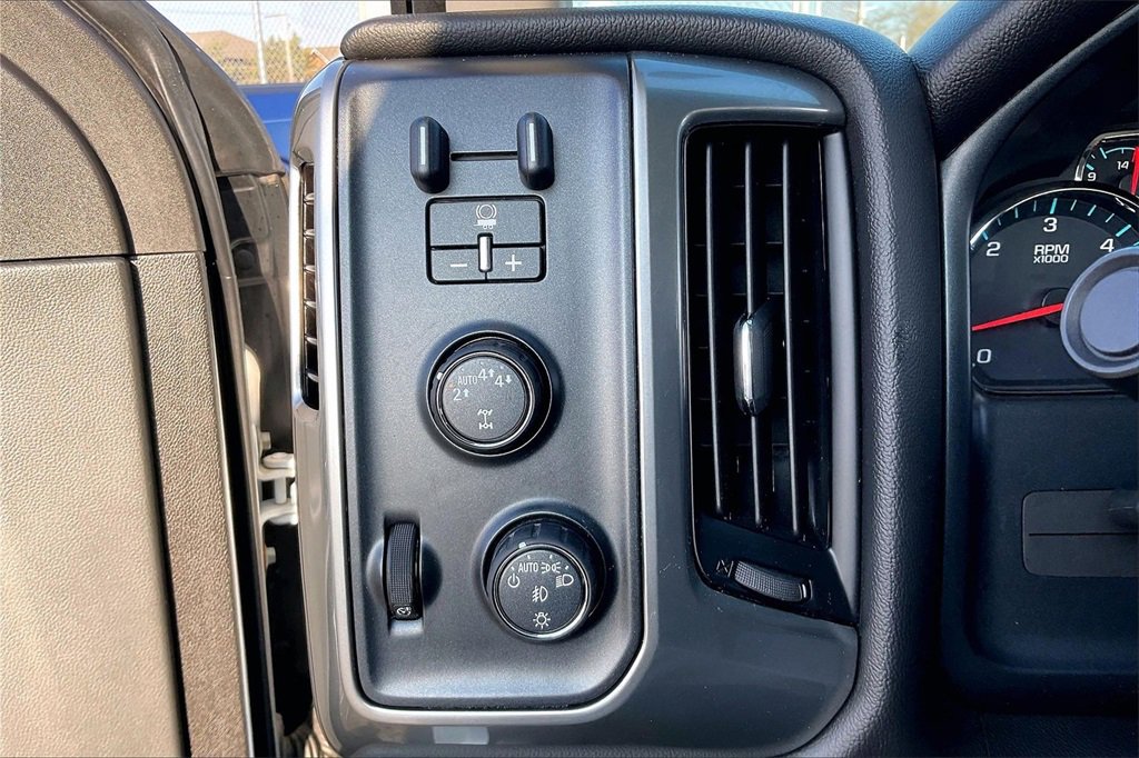 Used 2018 Chevrolet Silverado 1500 LT w/ All Star Edition image 33