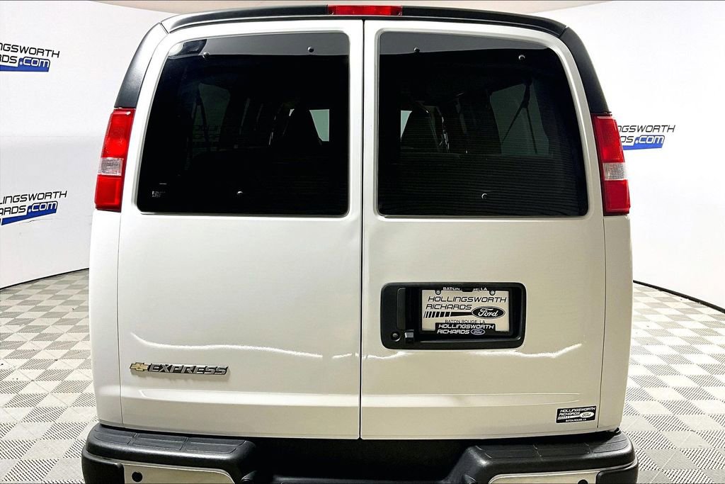 Used 2025 Chevrolet Express 3500 LT w/ LT Preferred Equipment Group RWD image 4