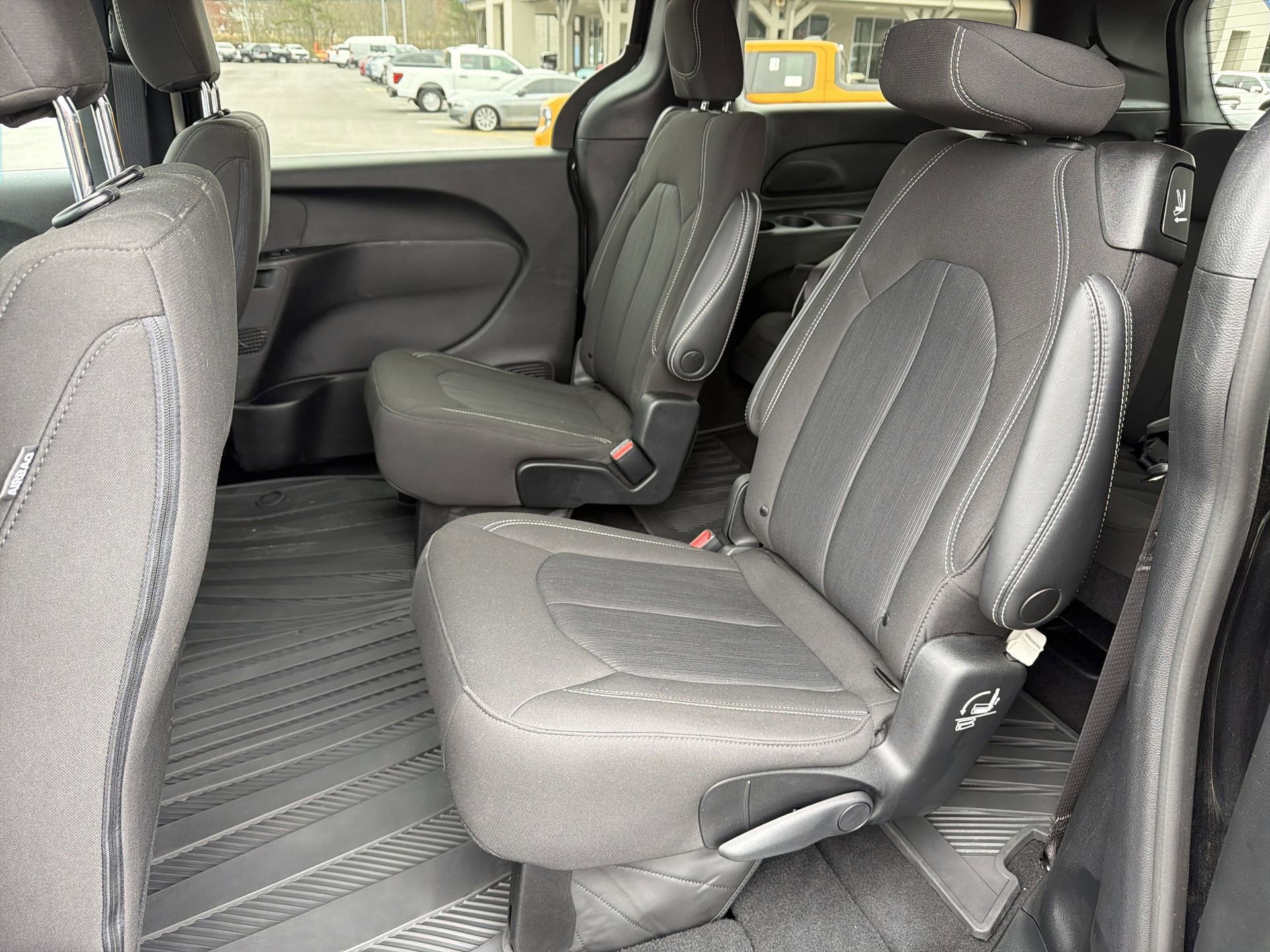 Used 2023 Chrysler Pacifica Touring image 29