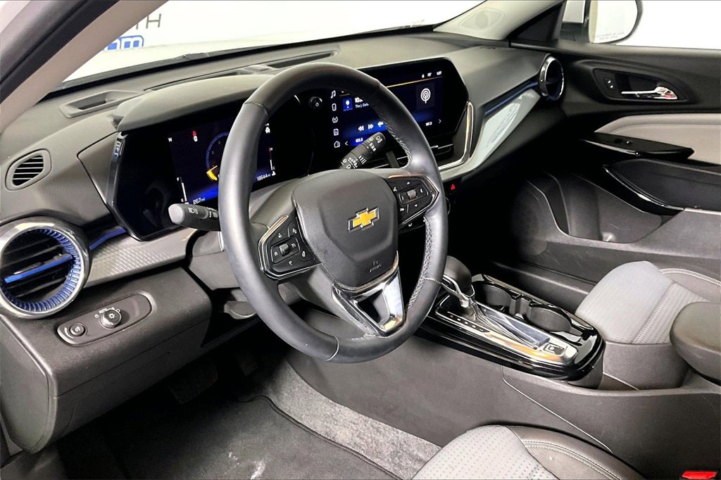 Used 2025 Chevrolet Trax LT w/ LT Convenience Package image 10