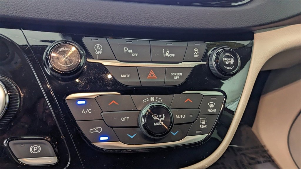 Used 2024 Chrysler Pacifica Touring-L image 25