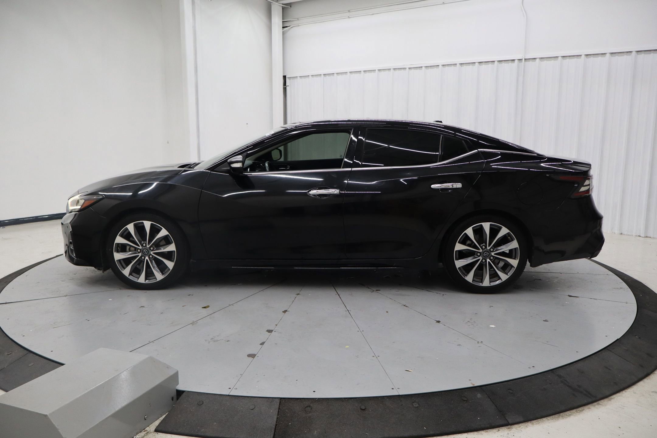 Used 2023 Nissan Maxima Platinum w/ Sport Mat Group image 2