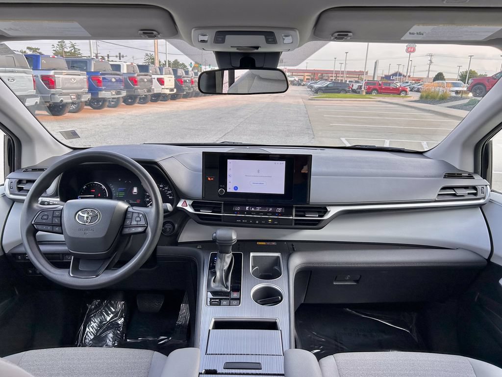 Used 2025 Toyota Sienna LE FWD image 33