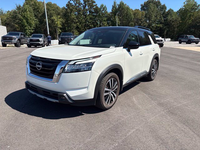 Used 2024 Nissan Pathfinder Platinum FWD image 3