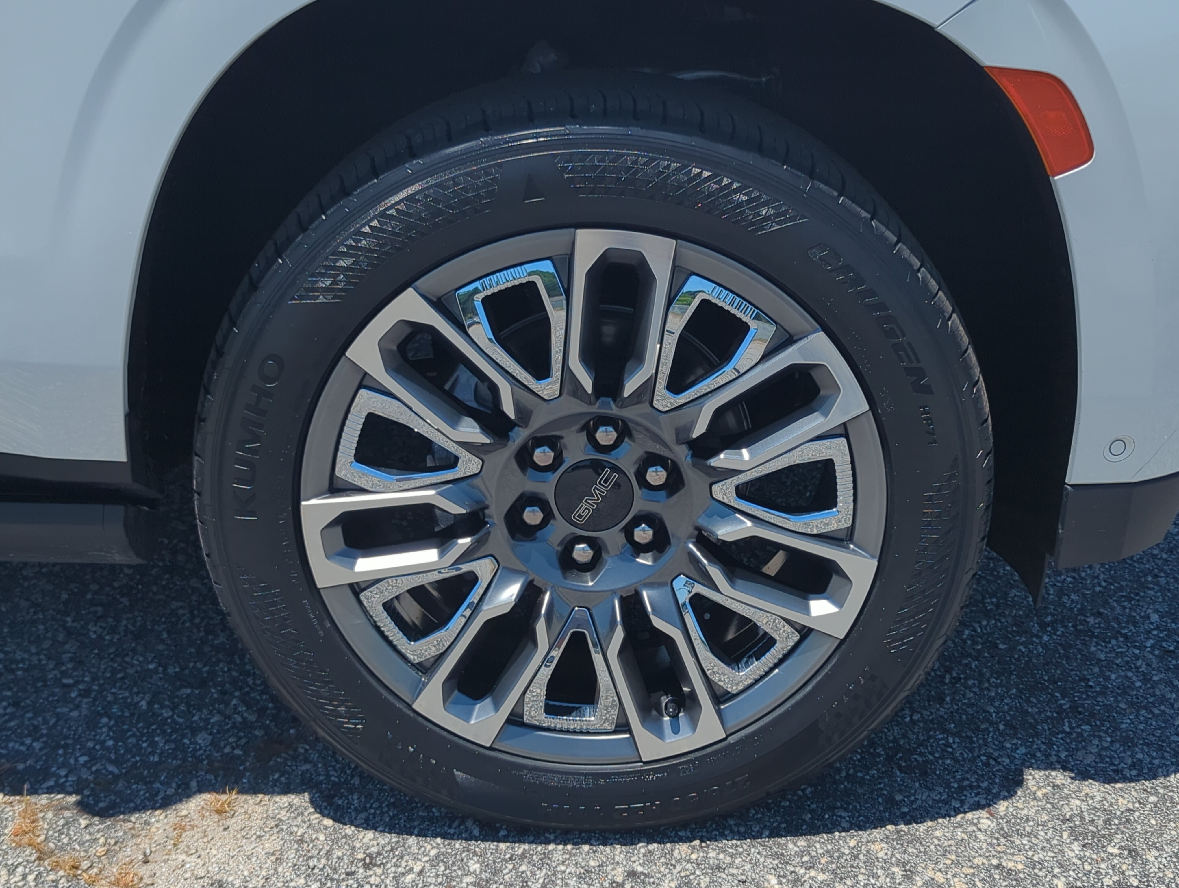Used 2023 GMC Yukon XL Denali Ultimate AWD/4WD image 9