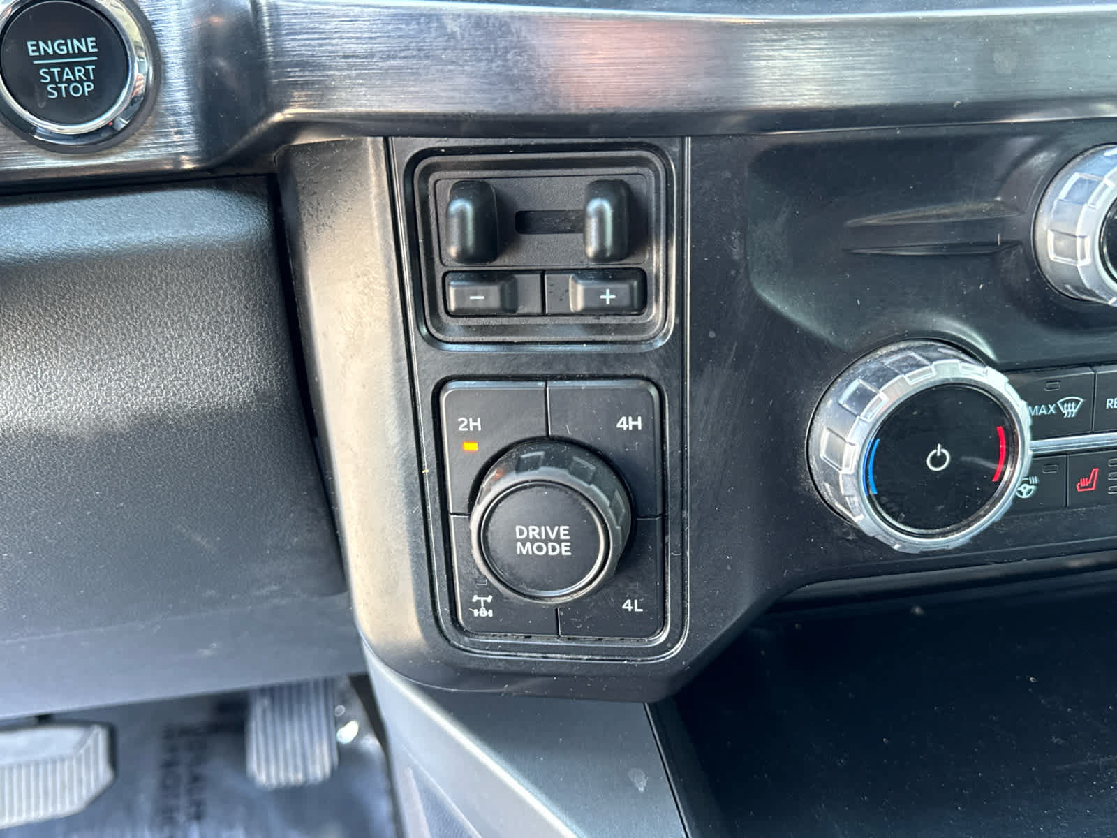 Certified 2025 Ford F350 Lariat w/ Lariat Ultimate Package AWD/4WD image 32