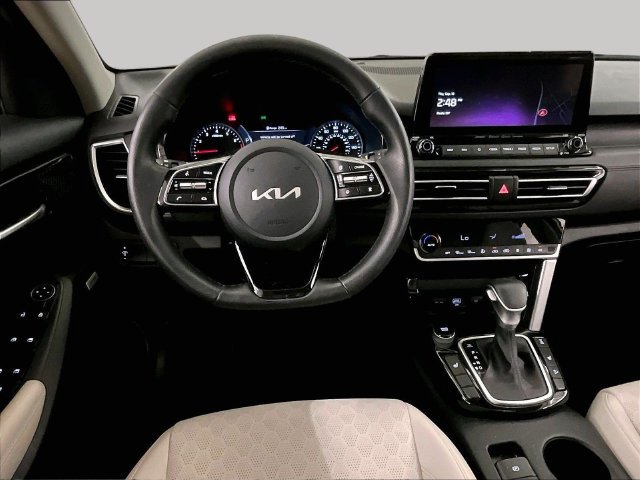 Used 2023 Kia Seltos SX w/ SX Sunroof Package AWD/4WD image 5