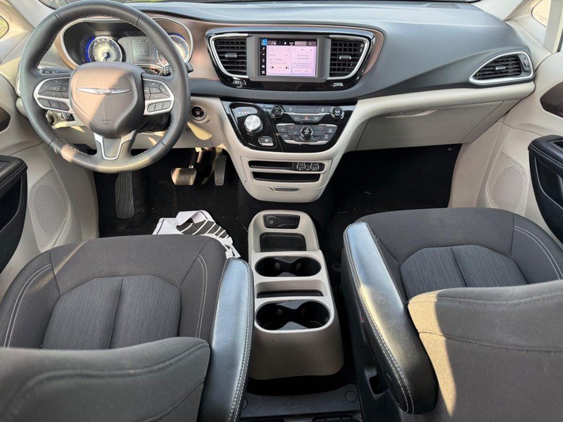 Used 2022 Chrysler Voyager LX FWD image 12