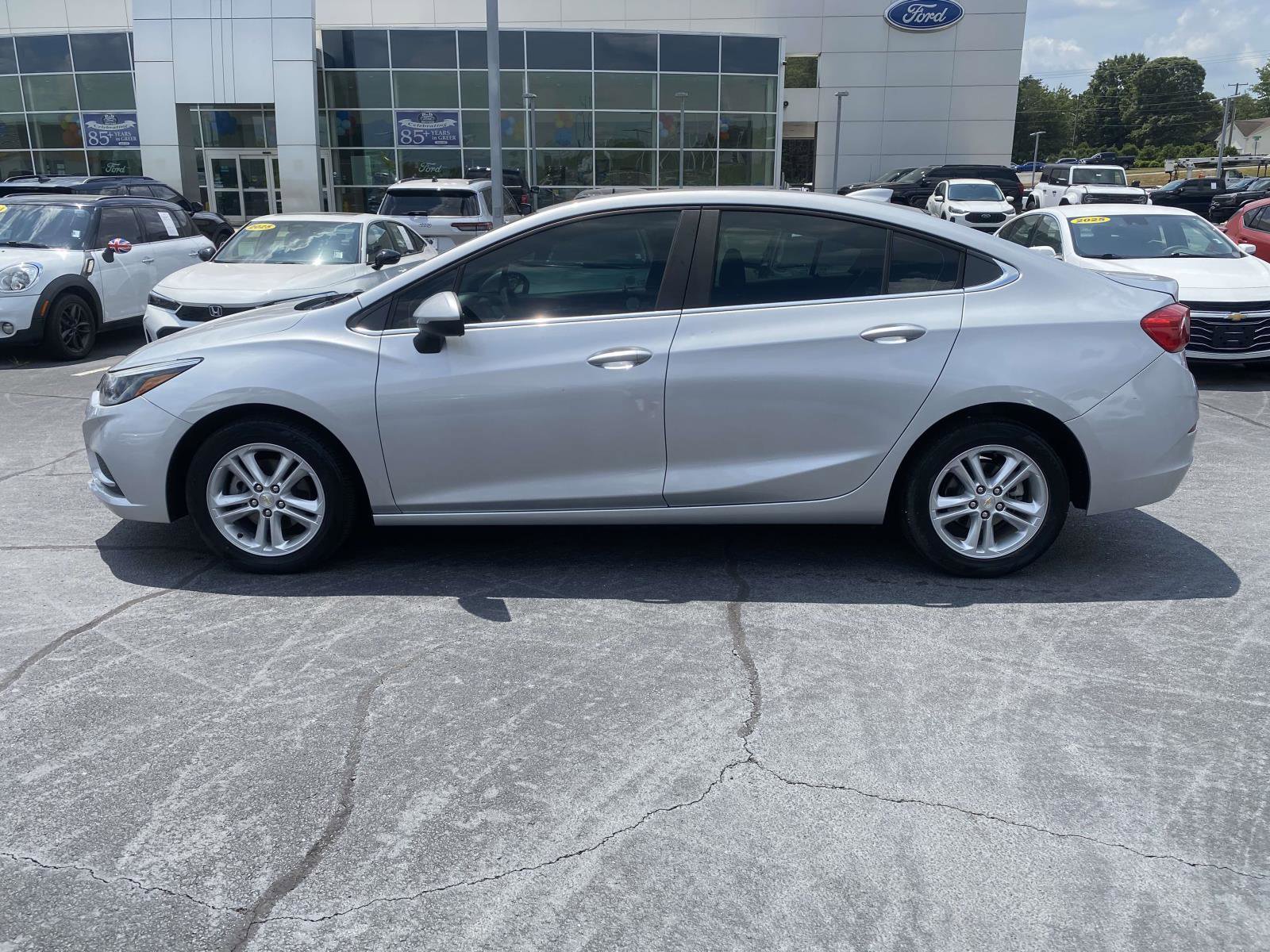 Used 2017 Chevrolet Cruze LT FWD image 4