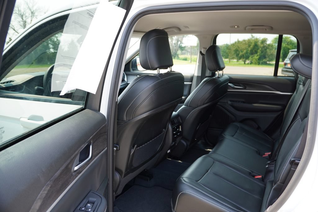 Used 2023 Jeep Grand Cherokee Limited AWD/4WD image 16