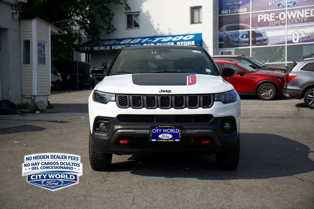 Used 2025 Jeep Compass Trailhawk AWD/4WD image 2