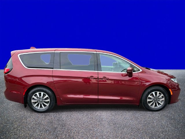 Used 2022 Chrysler Pacifica Touring-L FWD image 2