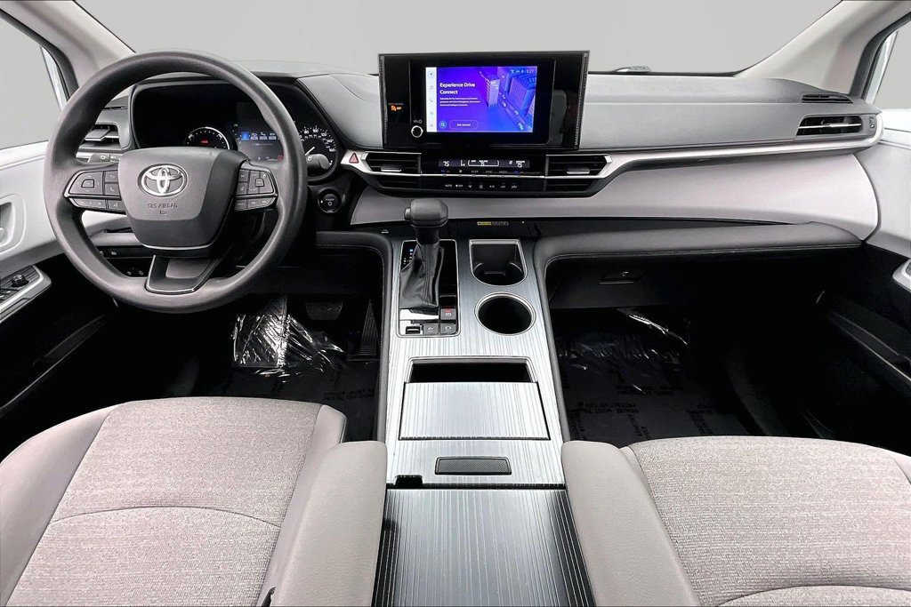 Used 2025 Toyota Sienna LE FWD image 16