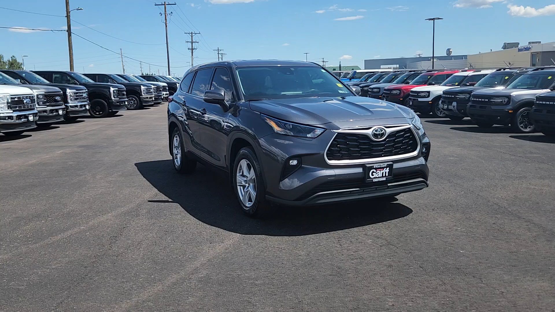 Used 2022 Toyota Highlander LE AWD/4WD image 4