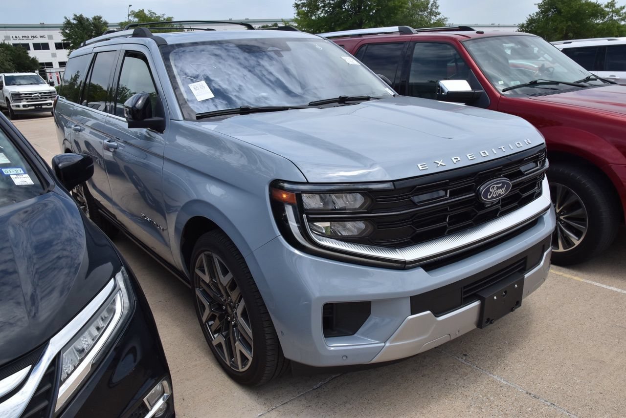 Certified 2025 Ford Expedition Platinum w/ Platinum Ultimate Package AWD/4WD image 4