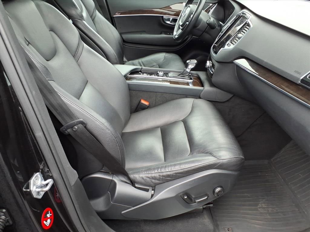 Used 2017 Volvo XC90 T6 Momentum w/ Vision Package image 9
