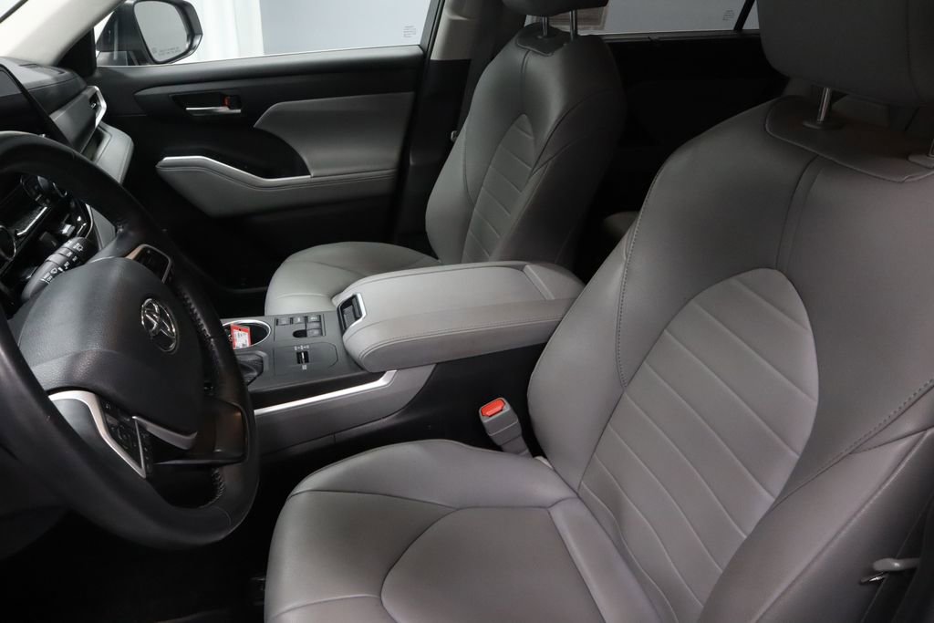 Used 2023 Toyota Highlander XLE FWD image 23