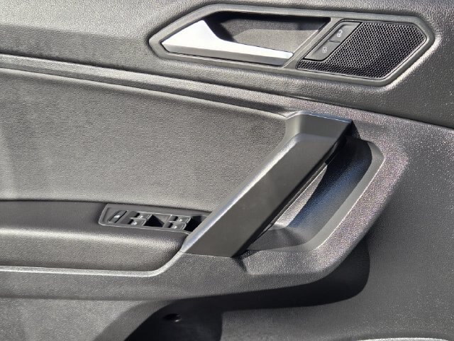 Used 2021 Volkswagen Tiguan SE w/ Panoramic Sunroof Package FWD image 21