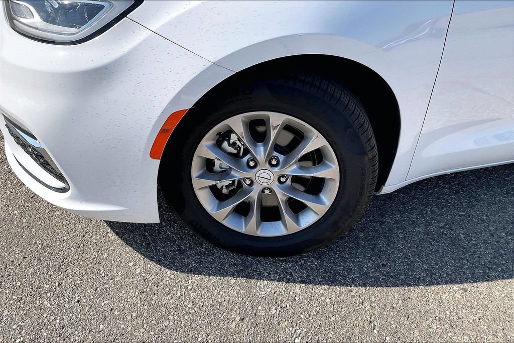 Used 2026 Chrysler Pacifica Limited FWD image 4