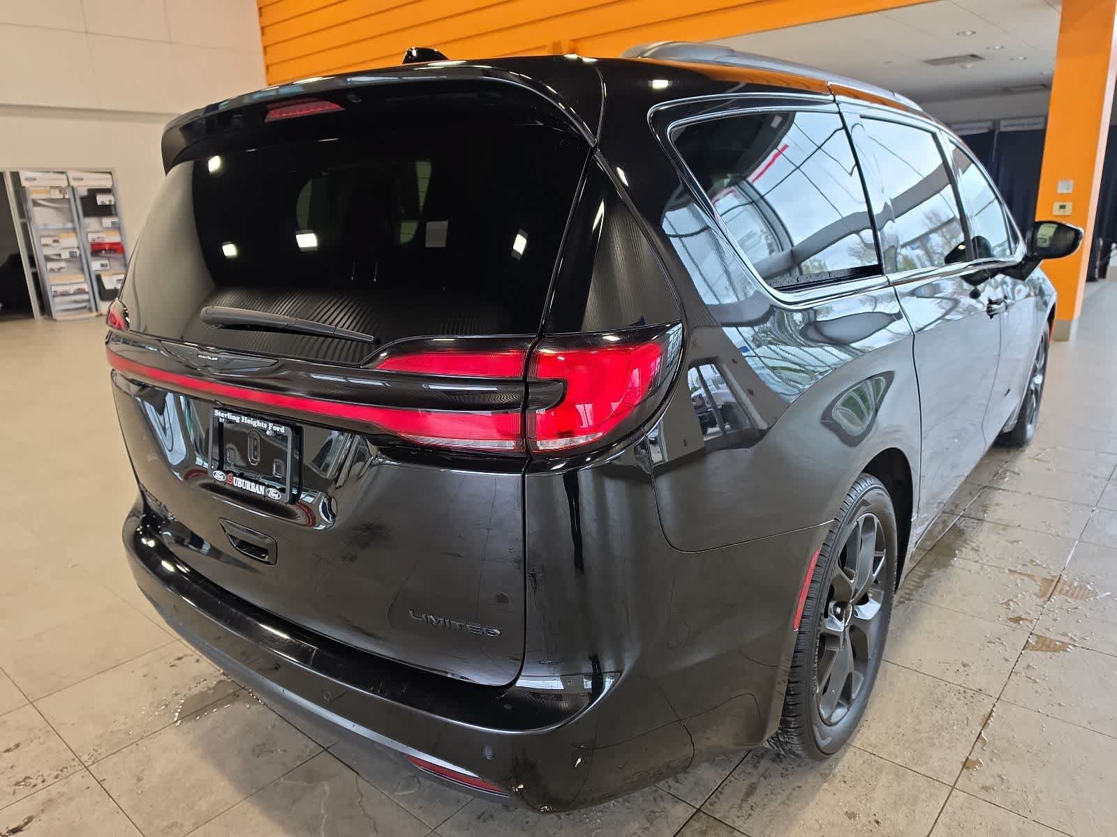 Used 2025 Chrysler Pacifica Limited FWD image 7