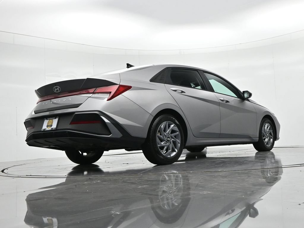 Used 2024 Hyundai Elantra SEL FWD image 22