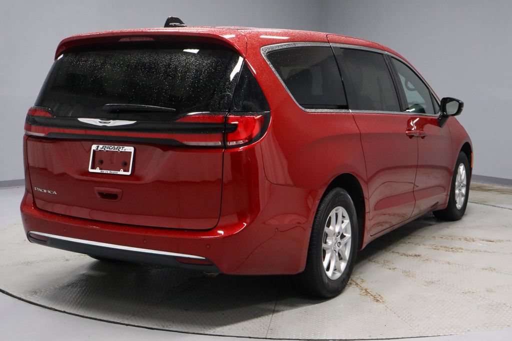 Used 2025 Chrysler Pacifica Select FWD image 11