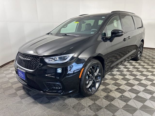 Used 2025 Chrysler Pacifica Limited FWD image 3