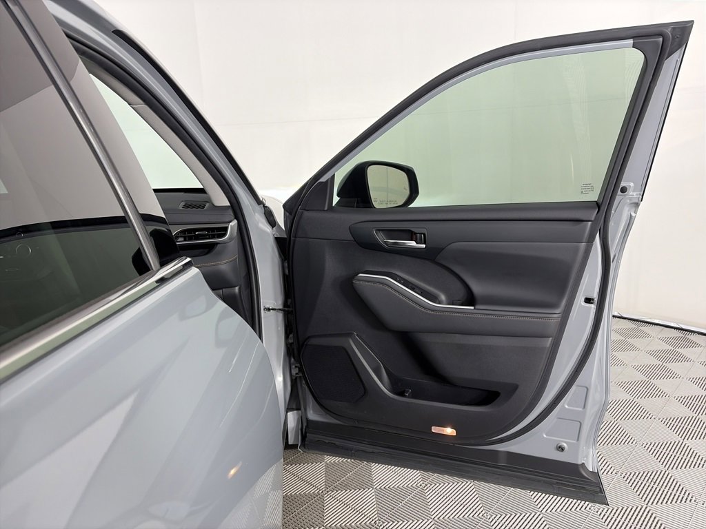 Used 2022 Toyota Highlander Bronze Edition image 31