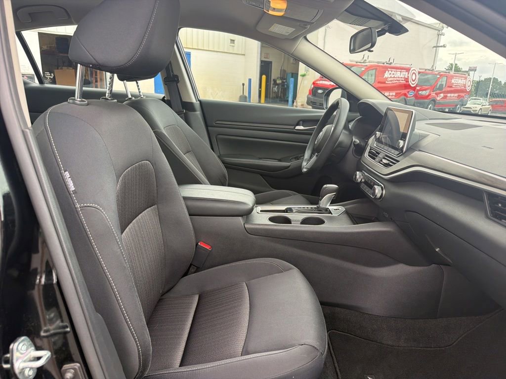 Used 2025 Nissan Altima 2.5 SV FWD image 35
