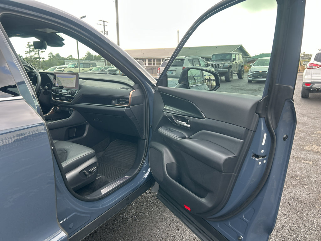 Used 2025 Toyota Grand Highlander AWD Hybrid image 27