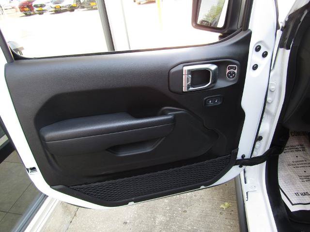 Used 2024 Jeep Gladiator Mojave AWD/4WD image 16