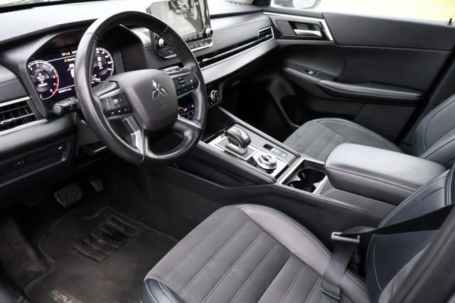 Used 2024 Mitsubishi Outlander SE image 3