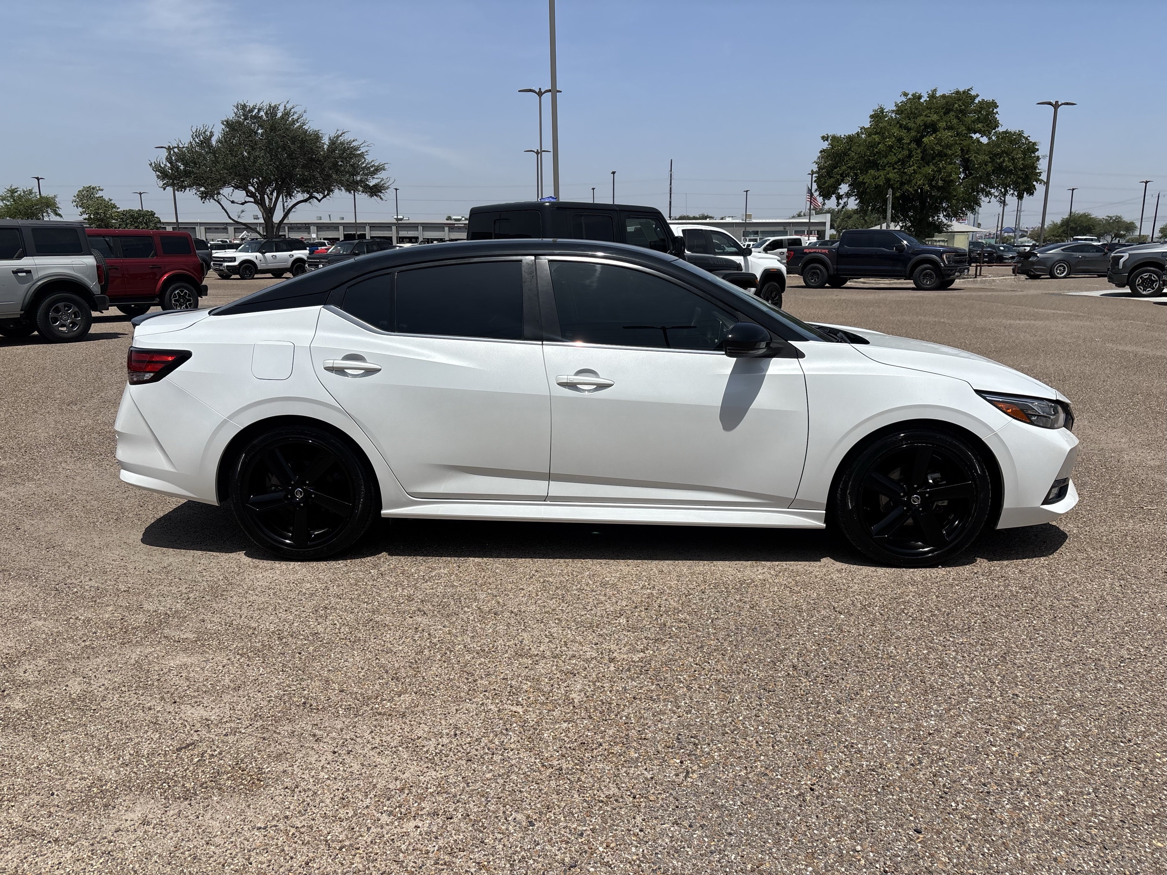 Used 2023 Nissan Sentra SR w/ Midnight Edition Package FWD image 4