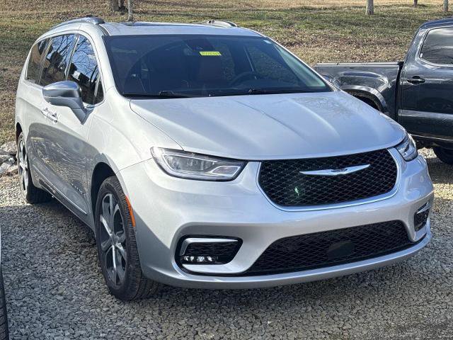 Used 2024 Chrysler Pacifica Pinnacle image 3