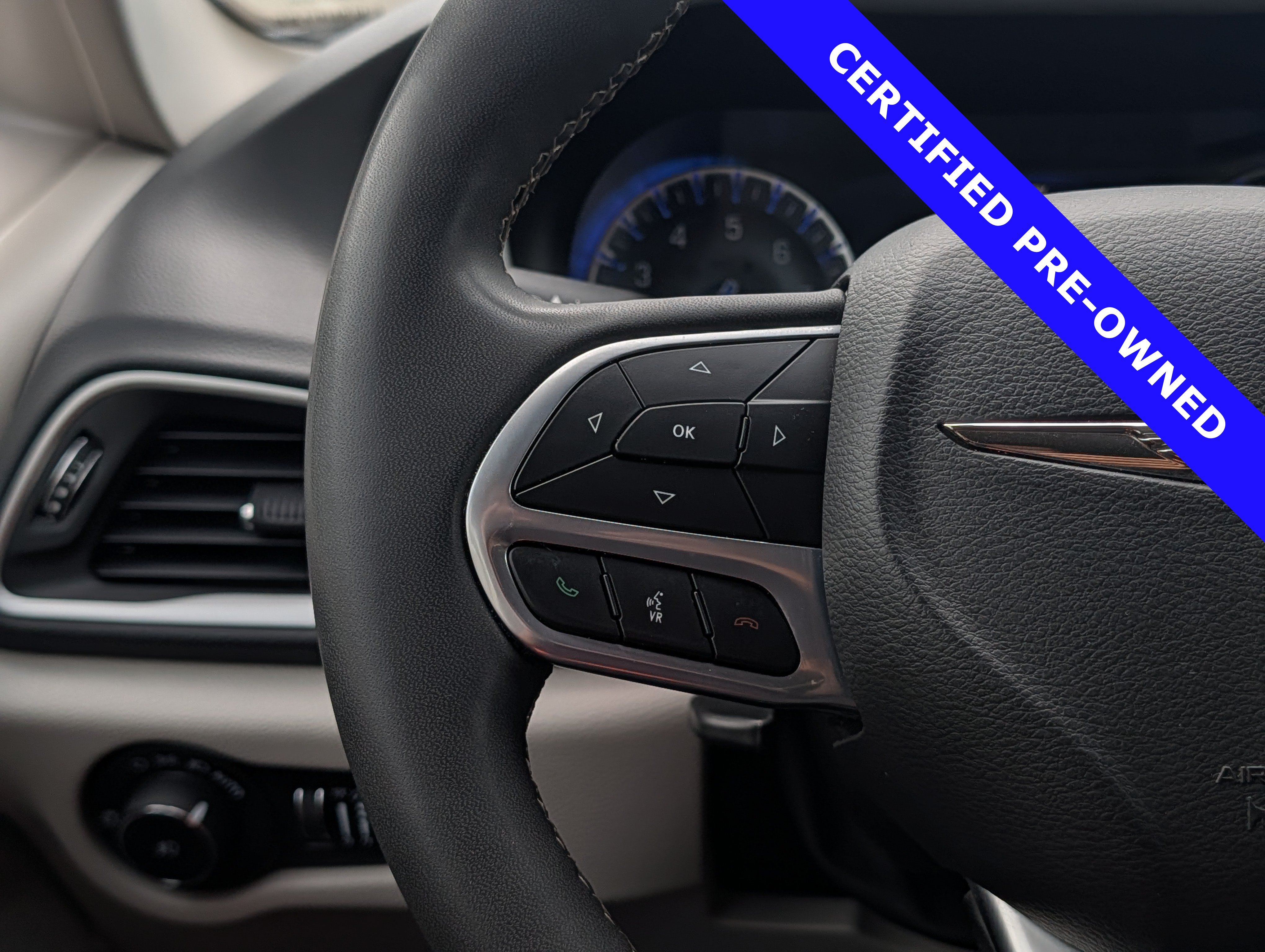 Used 2023 Chrysler Pacifica Touring-L FWD image 27