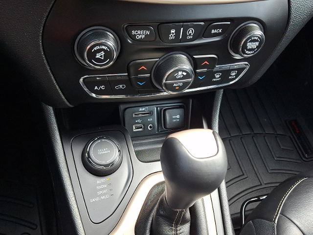 Used 2018 Jeep Cherokee Limited AWD/4WD image 16