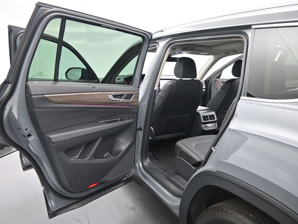 Used 2025 Volkswagen Atlas SEL AWD/4WD image 45