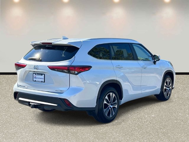 Used 2023 Toyota Highlander XLE AWD/4WD image 5