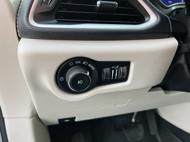Used 2022 Chrysler Pacifica Touring-L FWD image 13