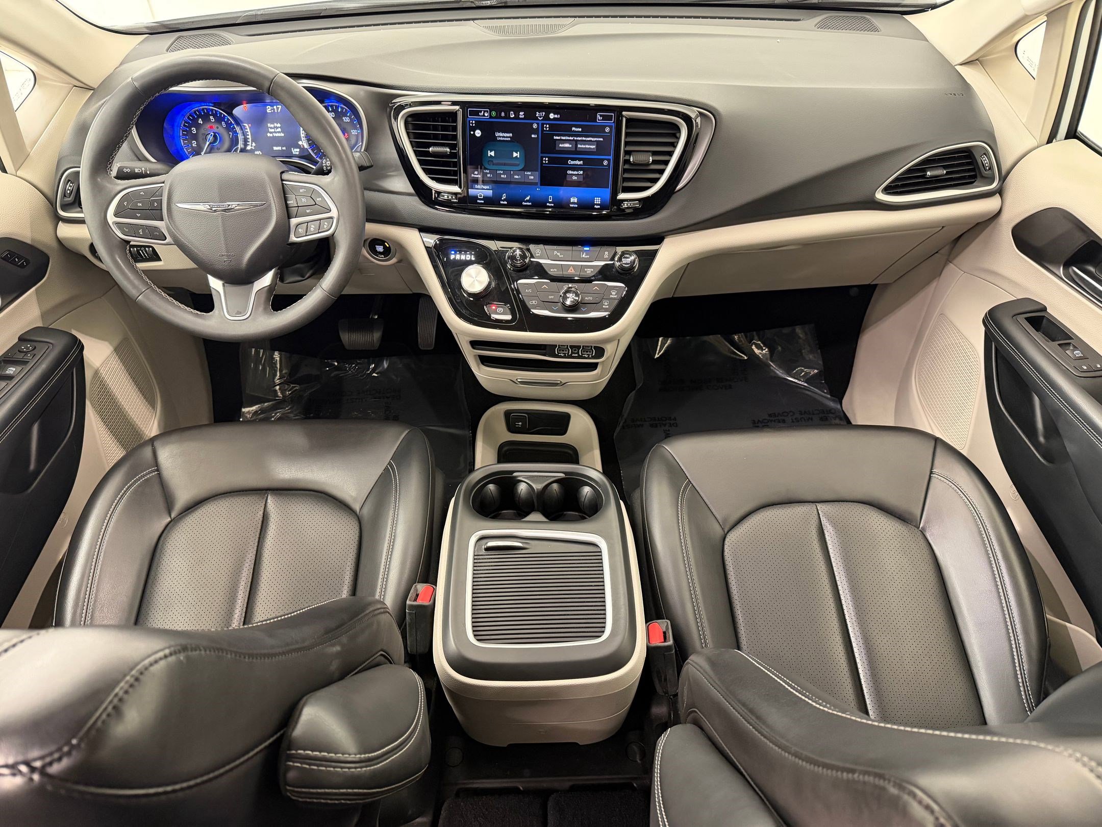 Used 2023 Chrysler Pacifica Touring-L image 10