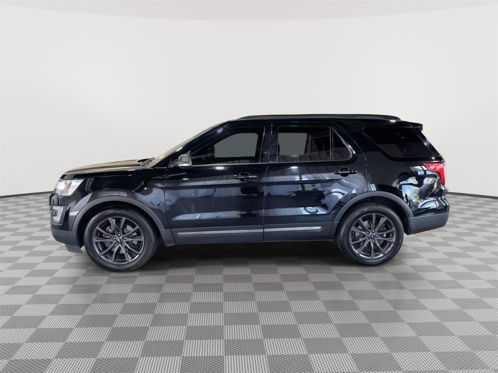 Certified 2017 Ford Explorer XLT w/ Equipment Group 202A FWD image 2