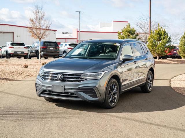 Used 2023 Volkswagen Tiguan SE w/ Panoramic Sunroof Package image 2