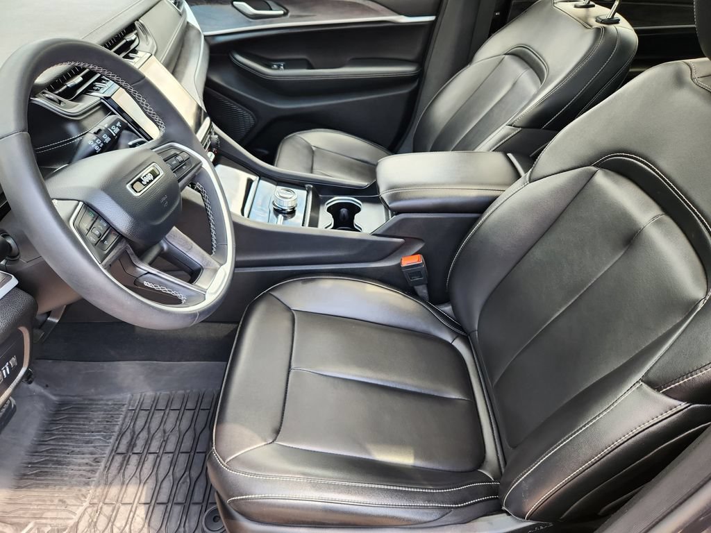 Used 2024 Jeep Grand Cherokee L Limited w/ Black Appearance Package AWD/4WD image 15