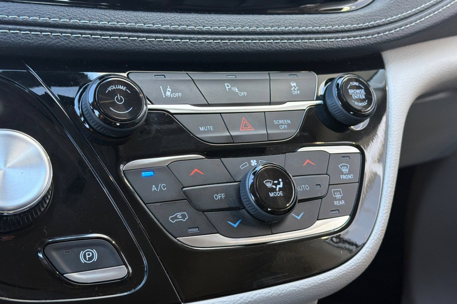 Used 2023 Chrysler Pacifica Touring-L FWD image 23